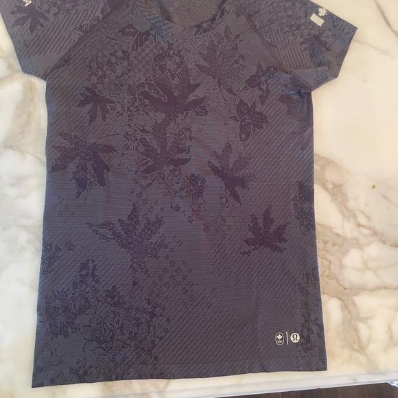 NWT Lululemon Team Canada Short Sleeve Tee Size 10, leaf motif. Fits a 6, 8 & 10 - Picture 2 of 6